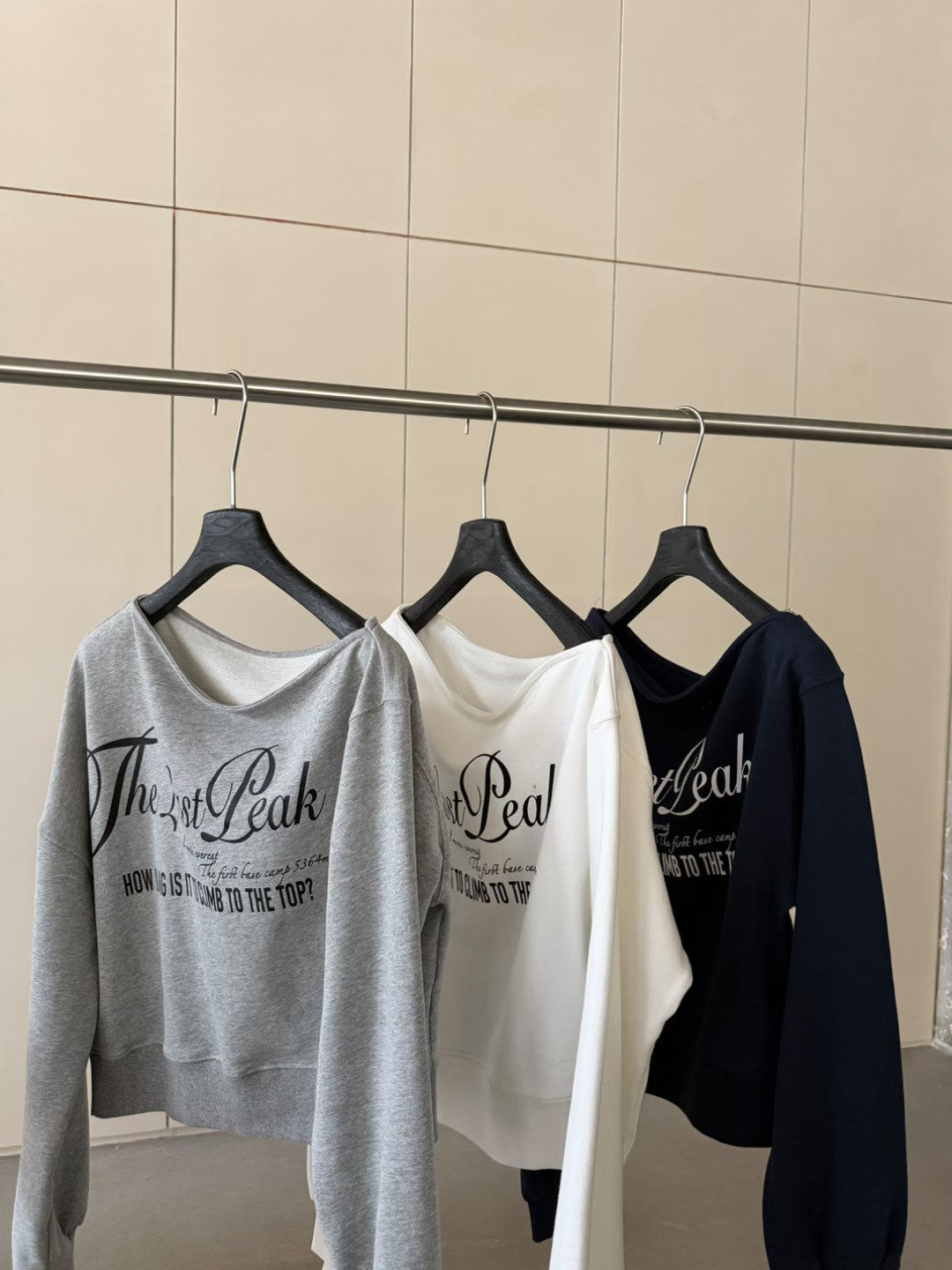 LACHER Women's American Vintage Off-Shoulder Letter Print Loose Fit Long Sleeve T-Shirt